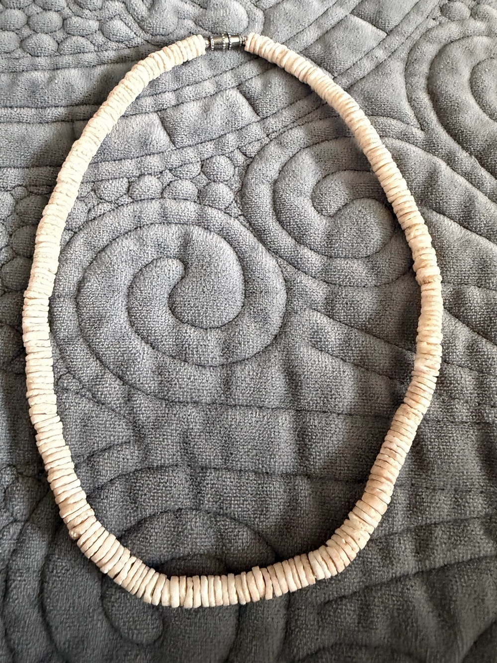 Classic Hawaiian vintage-style puka shell choker necklace with a barrel